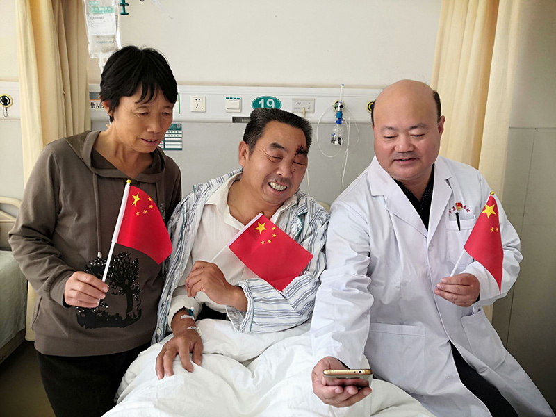 17 10��1��������ҽ���Ͽ���ҽԺ���ƶ��������������ҹ����뻼�ߡ�������ͬ�Թ۽���70����ף�����������.jpg